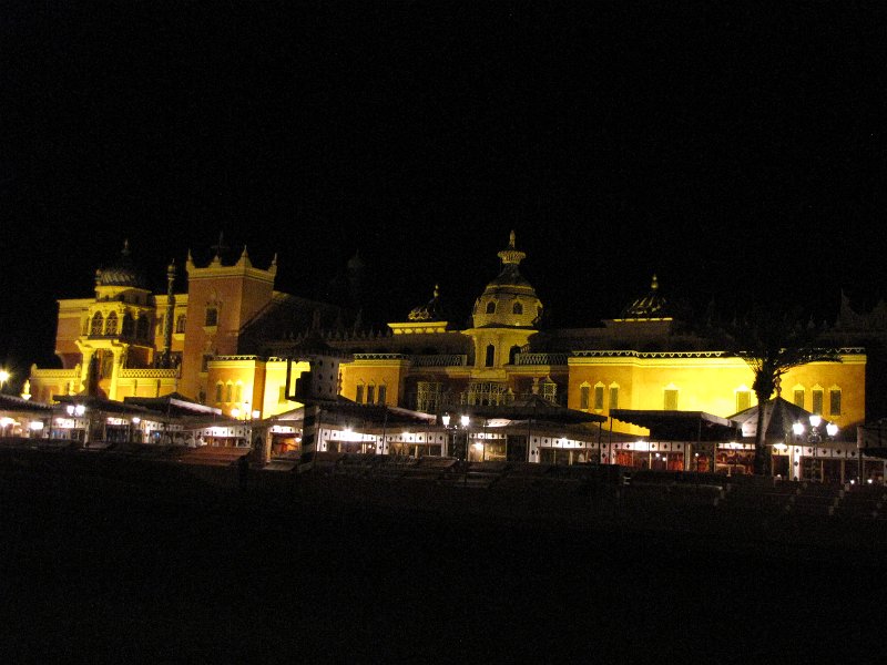 170312_chez ali marrakech complex.jpg - Chez Ali, fantasia Marrakech is de volledige naam van een groot complex waar honderden mensen tegelijk kunnen dineren en daarna kijken naar een show.